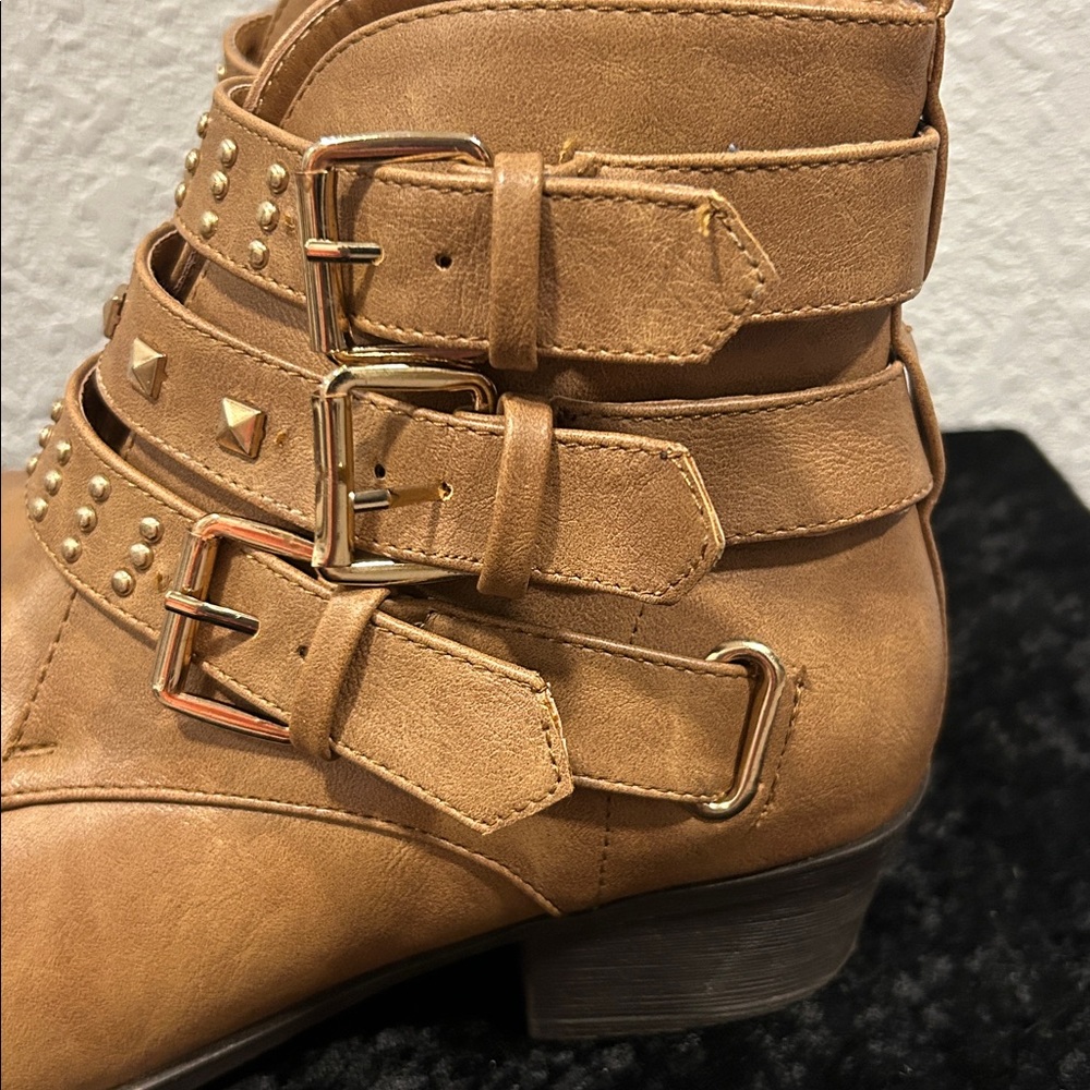 Shoe DazzleStudded Tan Ankle Boots 8.5 - Picture 3 of 5